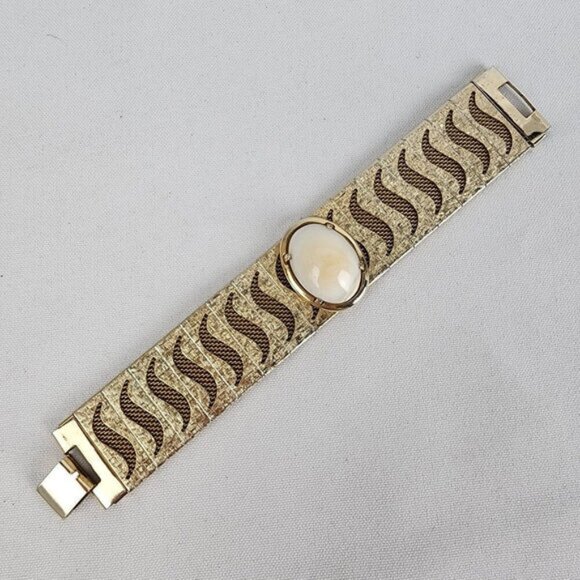 None Jewelry - Vintage Gold Tone Natural Stone Bracelet